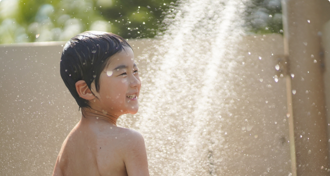 子どもがシャワーを浴びている